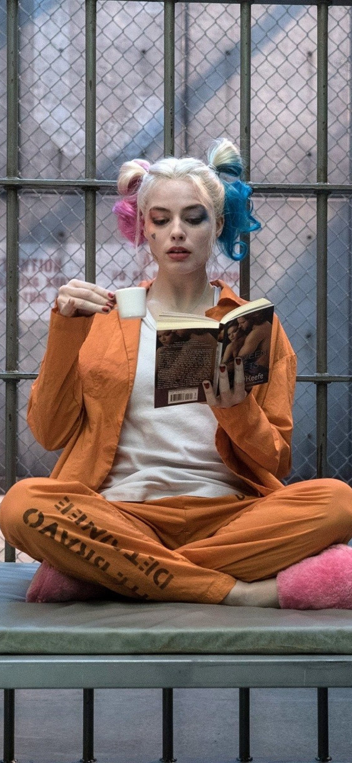 Margot Robbie Iphone X Wallpaper Download - Harley Quinn Detainee Costume , HD Wallpaper & Backgrounds