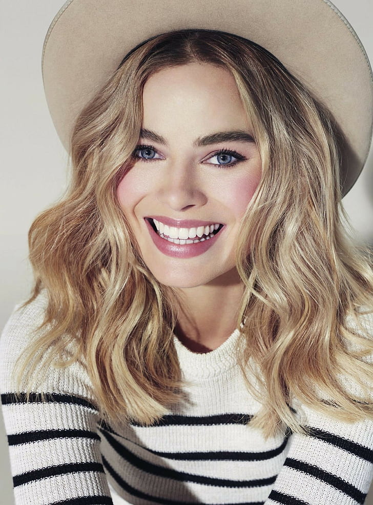 Portrait, Looking At Viewer, Actress, Sweater, Margot - Cute Margot Robbie Smile , HD Wallpaper & Backgrounds