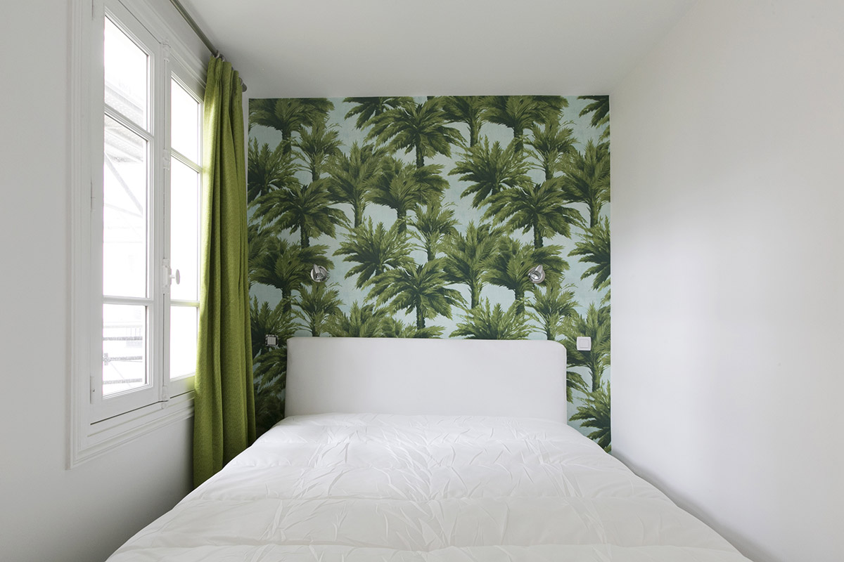 Furnished Bedroom Wallpaper Pierre Frey Paris - Chambre Papier Peint Feuillage , HD Wallpaper & Backgrounds