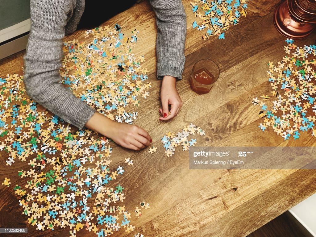 Cropped Hands Of Woman Playing Jigsaw Puzzle On Wooden - Jigsaw Puzzle , HD Wallpaper & Backgrounds