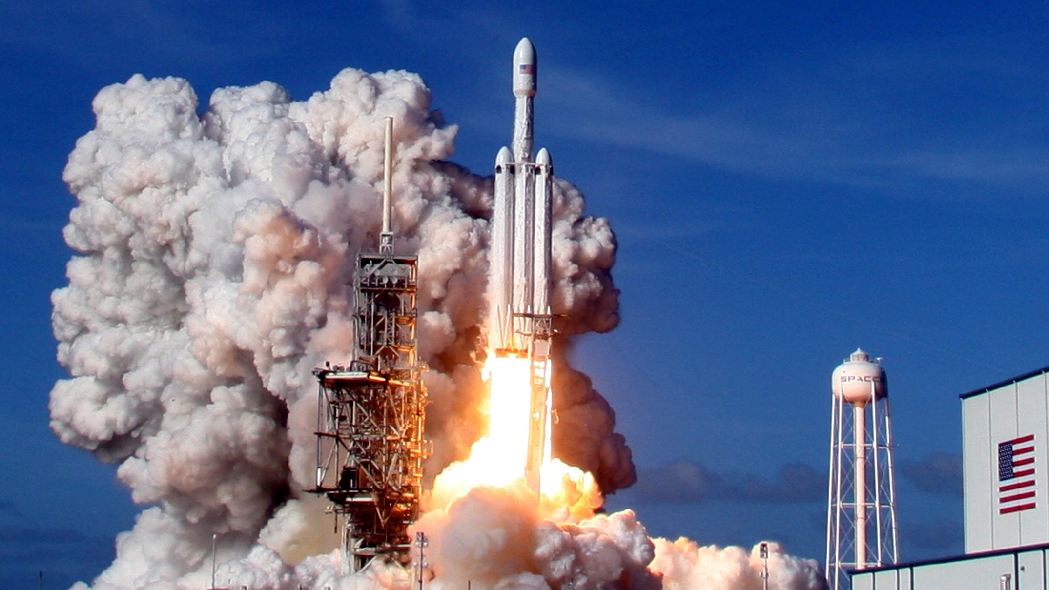 A Spacex Falcon Heavy Rocket Lifts Off From Historic - Spacex Falcon Heavy Rocket Launch , HD Wallpaper & Backgrounds