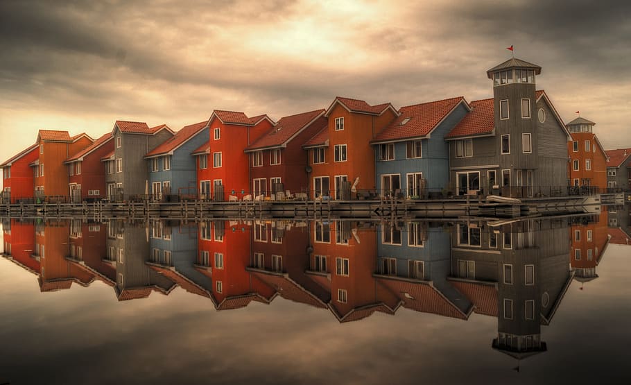 Red And Blue House Near Water Photography, Row Houses, - Free License , HD Wallpaper & Backgrounds
