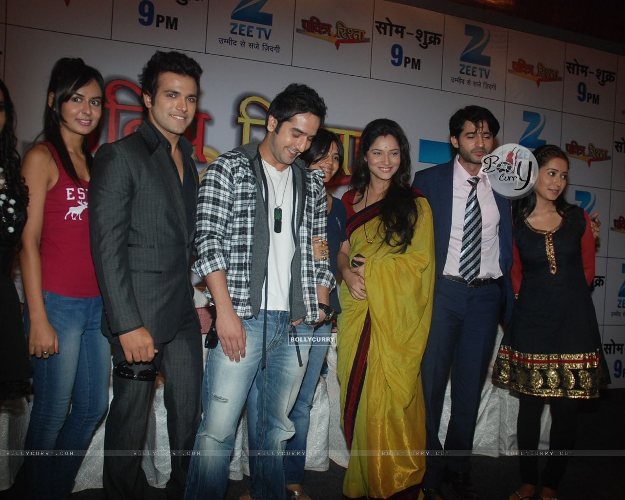 Ekta Kapoor With Hiten, Ankita At Pavitra Rishta - Zee Tv , HD Wallpaper & Backgrounds