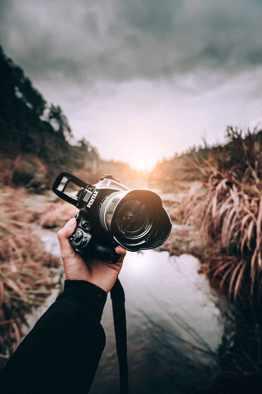 Person Holding Dslr Camera, Blur, Blurred Background, - Full Hd Blur Background , HD Wallpaper & Backgrounds