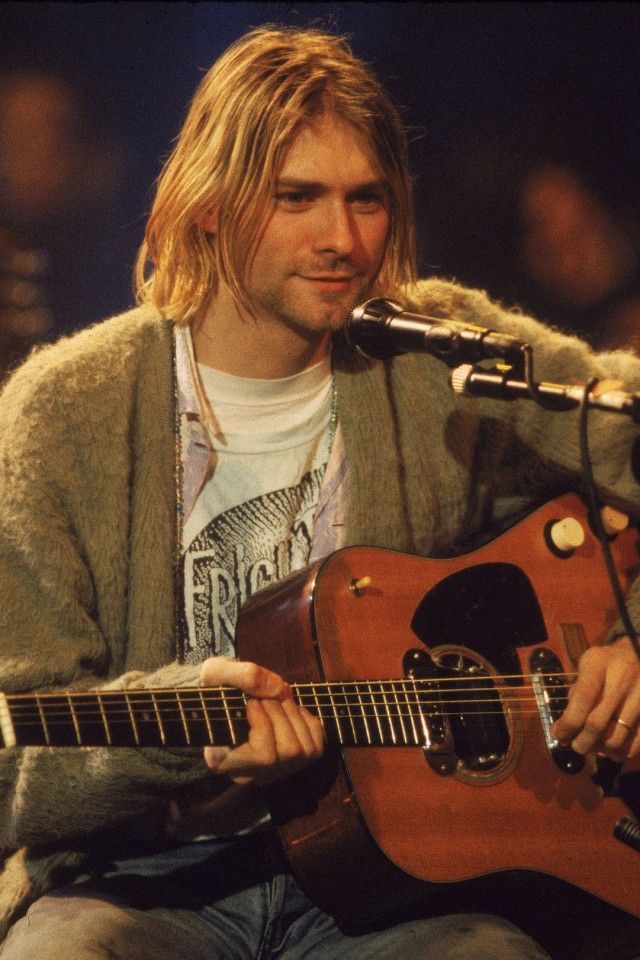 Kurt Cobain On Stage Wallpaper Hd - 90s Grunge Style Men , HD Wallpaper & Backgrounds