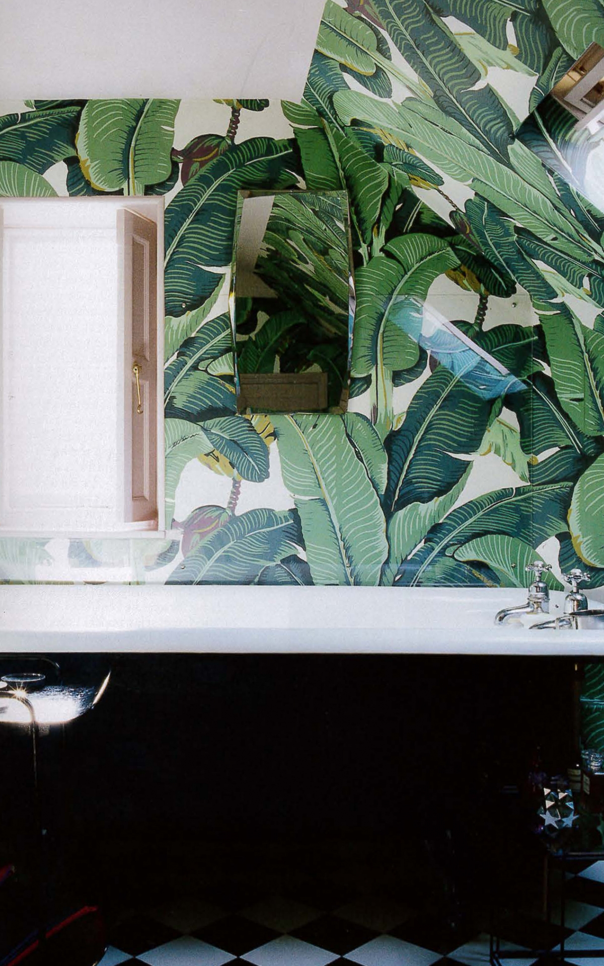 The Official Martinique Beverly Hills Hotel Wallpaper - Banana Leaf Wallpaper Bathroom , HD Wallpaper & Backgrounds