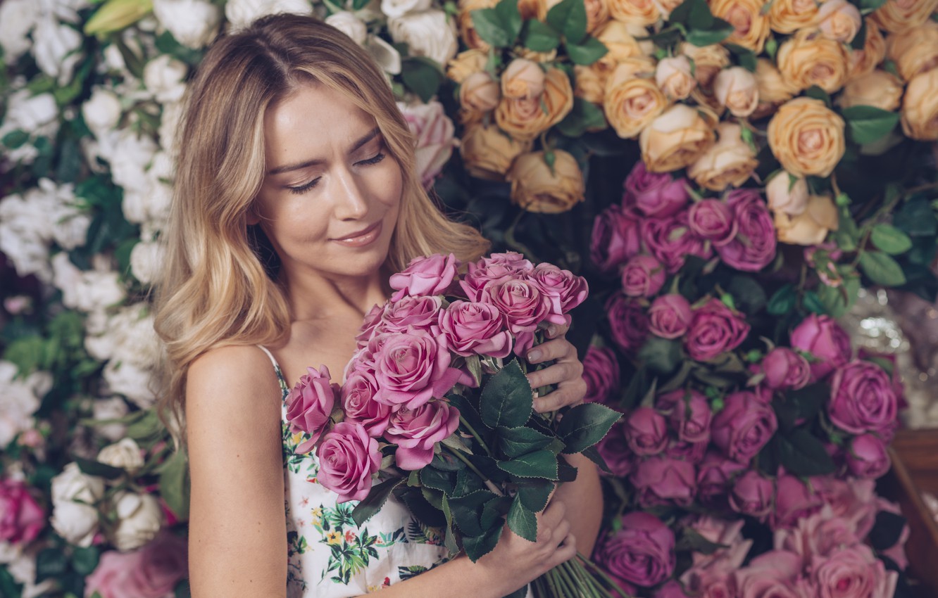 Photo Wallpaper Girl, Flowers, Woman, Roses, Beauty, - Bouquet Woman With Flowers , HD Wallpaper & Backgrounds