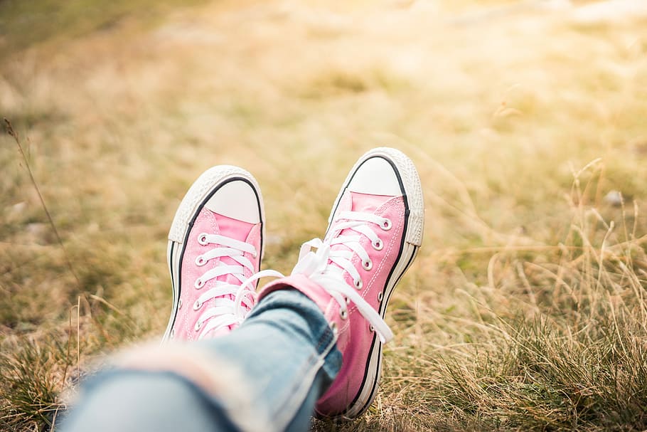 Girl With Pink Shoes Laying In Meadow, Chill Out, Chilling, - Nafrat Hai Mujhe Apne Aap Se , HD Wallpaper & Backgrounds