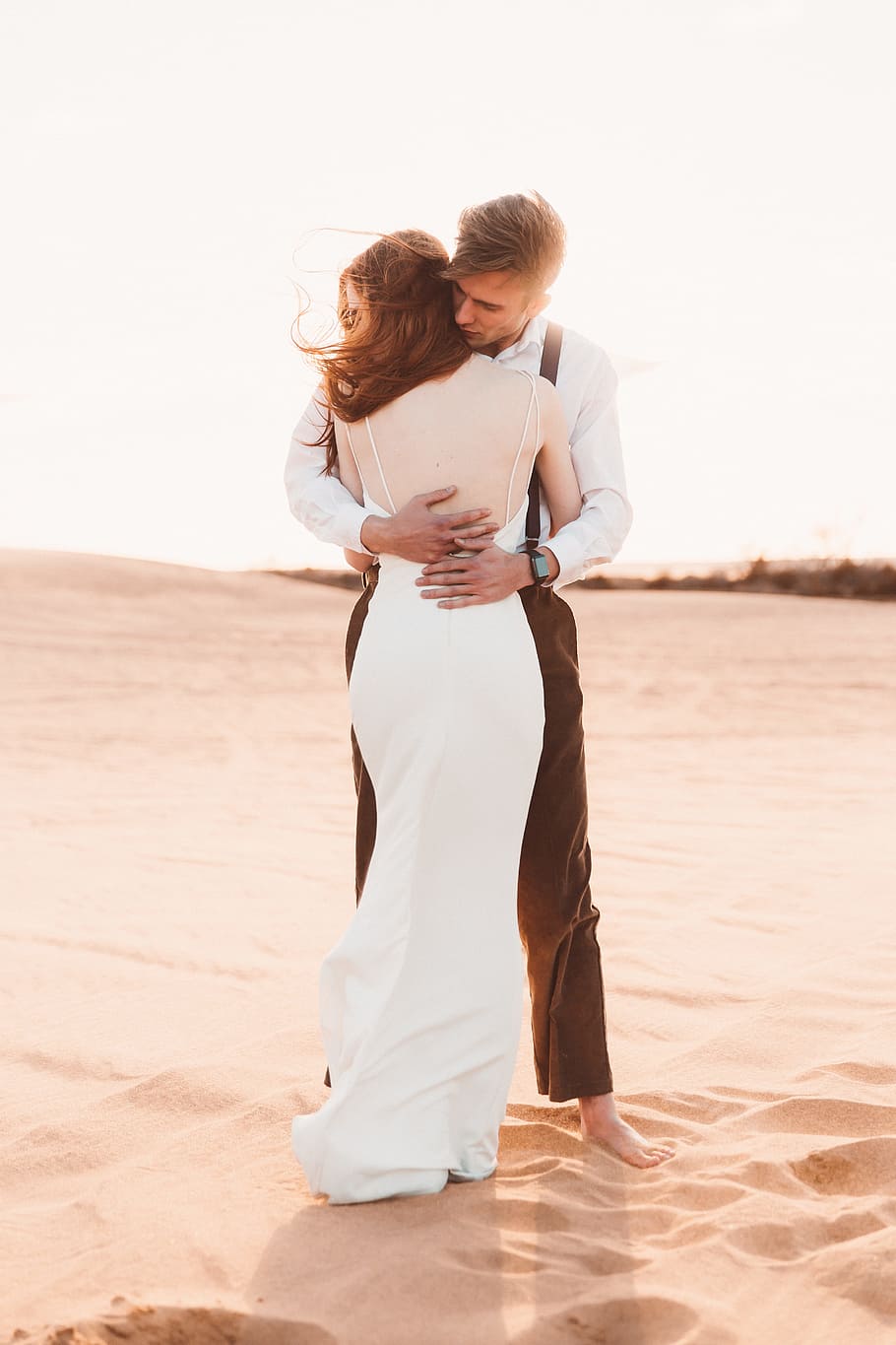 Couple Hugging On Desert Sand, Wedding Dress, Person, - Couple In Desert , HD Wallpaper & Backgrounds