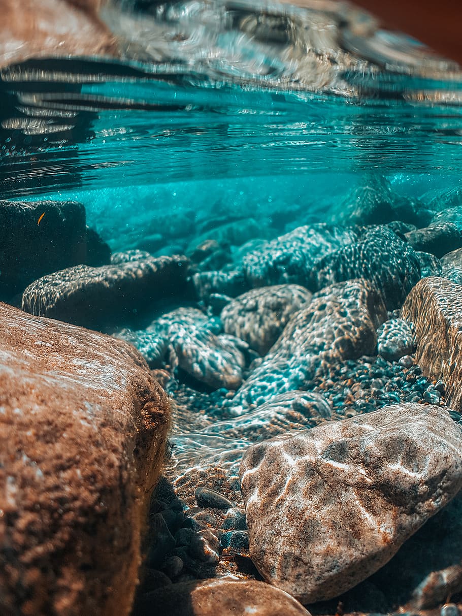 Underwater Photography Of Brown Stones, Sea, Outdoors, - Iphone Wallpaper Underwater , HD Wallpaper & Backgrounds