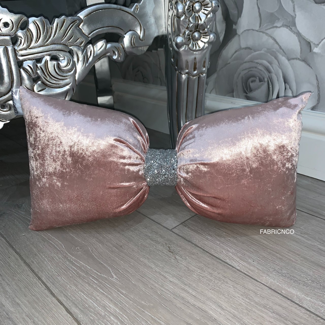 Crushed Velvet Bow Pillows , HD Wallpaper & Backgrounds