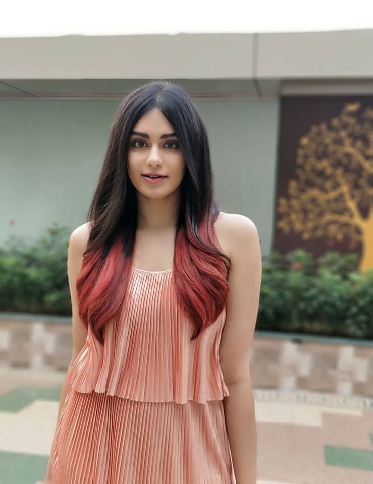 Adah Sharma Attractive Look And Smile Pics - Best Colour For Hair , HD Wallpaper & Backgrounds