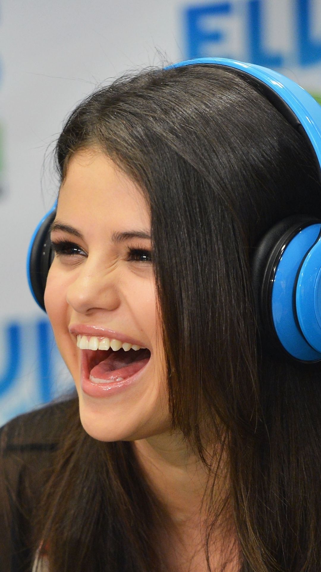 Selena Gomez Headphones Smile , HD Wallpaper & Backgrounds