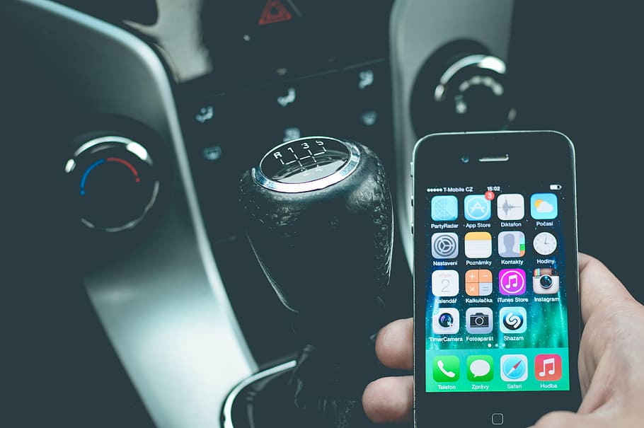 Person Holding A Black Iphone 4 While Inside A Car, - Mobile Phone , HD Wallpaper & Backgrounds