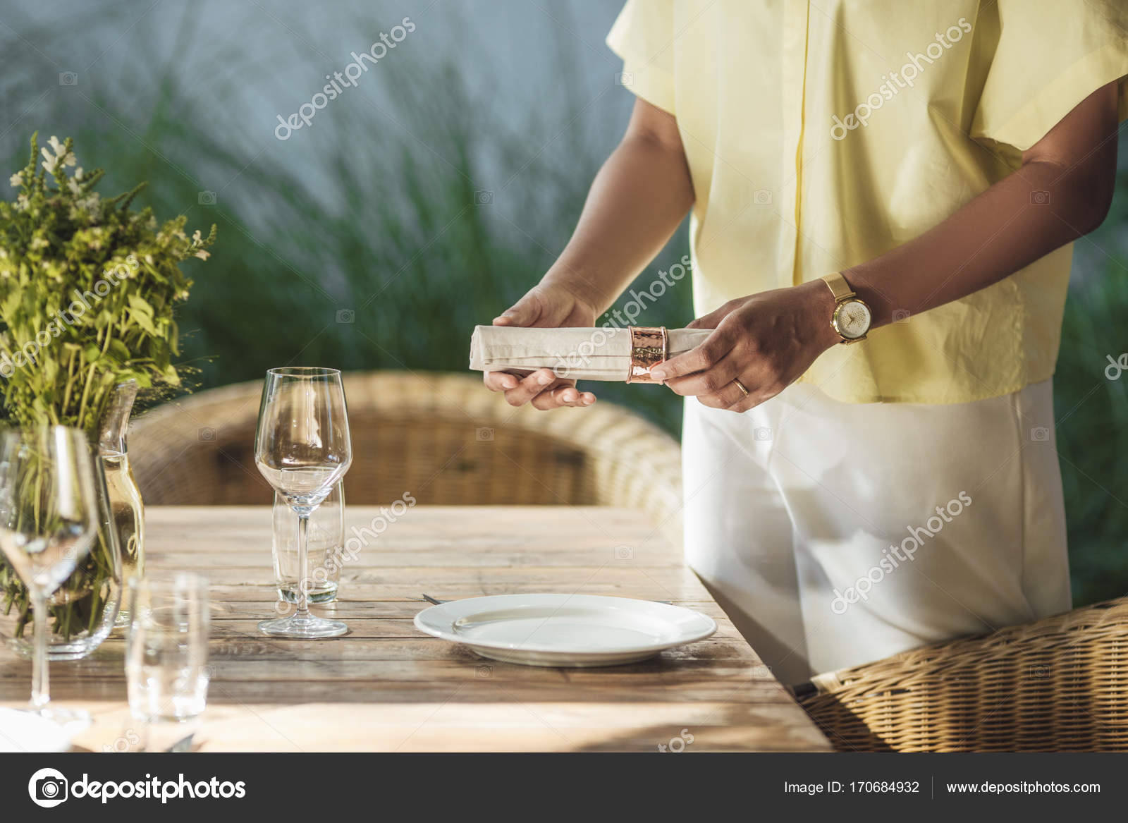 Woman Decorating Table For Outdoor Dinner Party Stock - Champagne , HD Wallpaper & Backgrounds