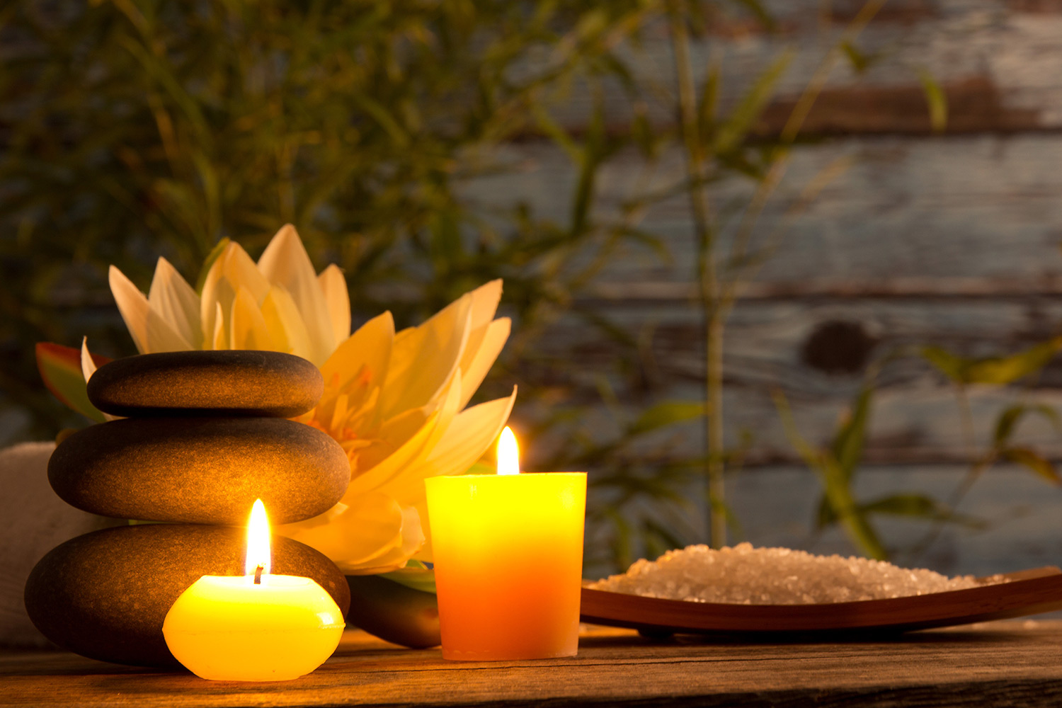 Wallpapers Spa - Beautiful Candle With Flowers , HD Wallpaper & Backgrounds