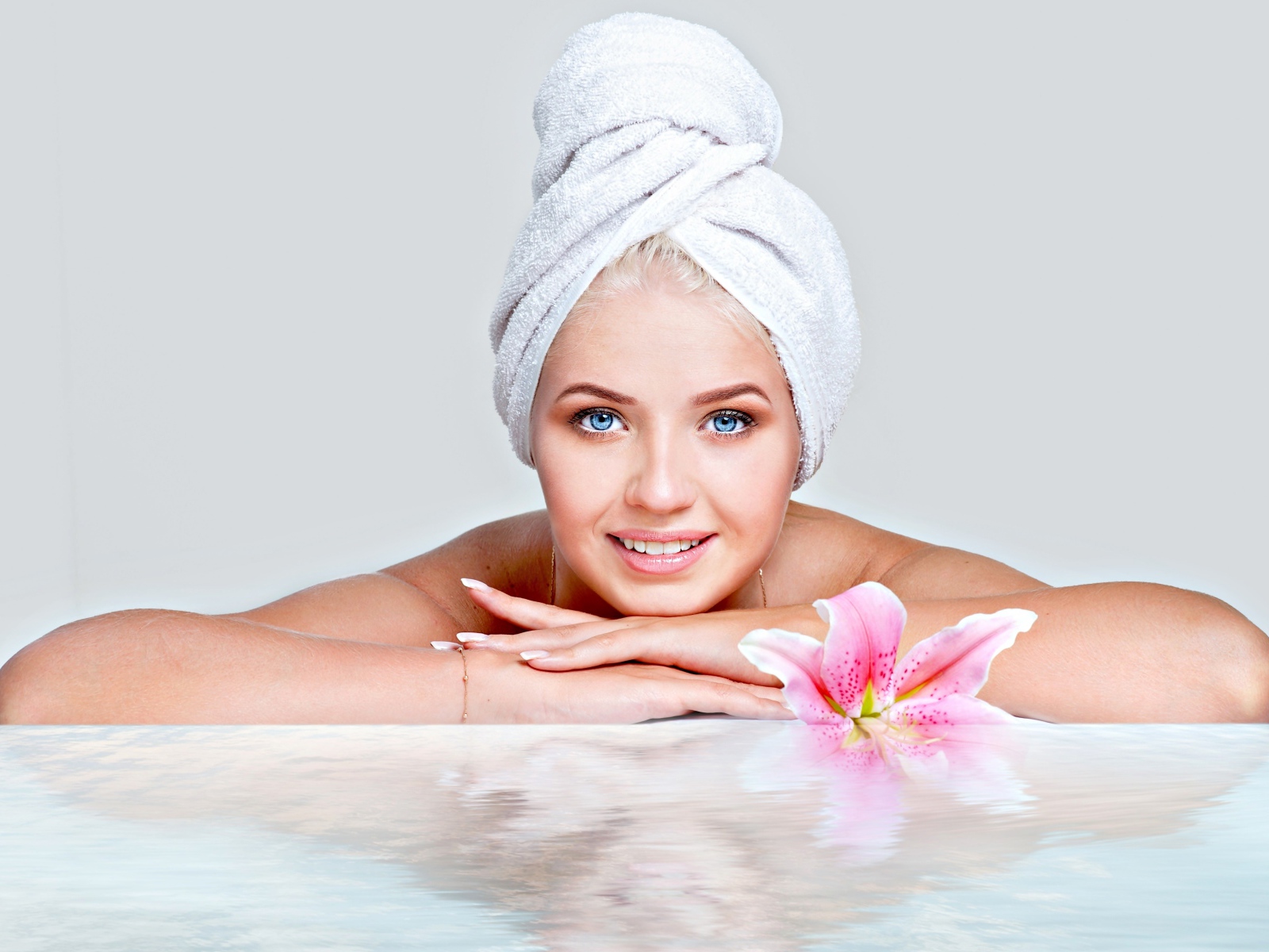 Beautiful Blue-eyed Woman In A Turban With Towels Relaxing - Spa Woman , HD Wallpaper & Backgrounds