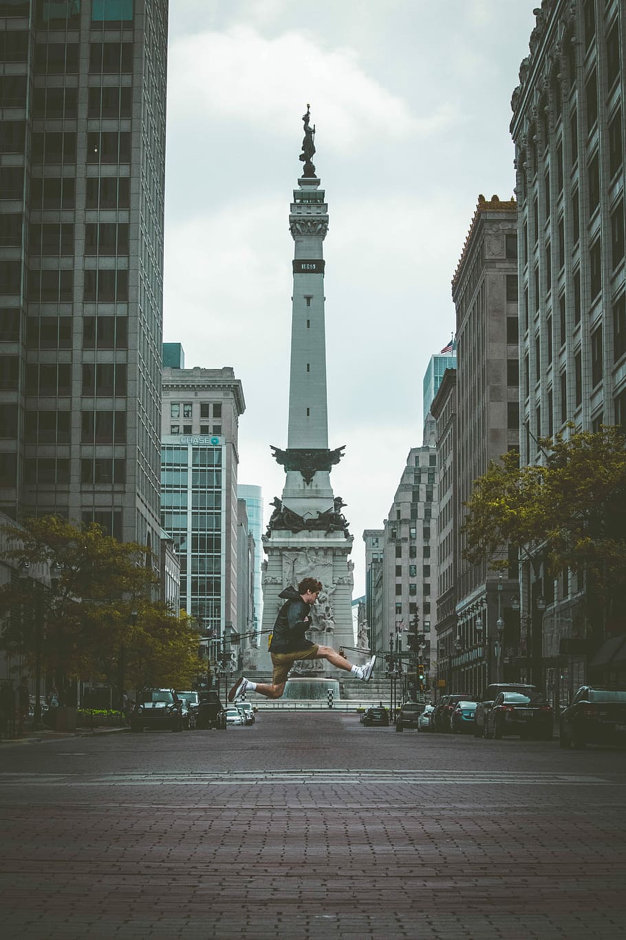 Jump Shot Photo Of Man With Monument Background Between - Soldiers' And Sailors' Monument , HD Wallpaper & Backgrounds