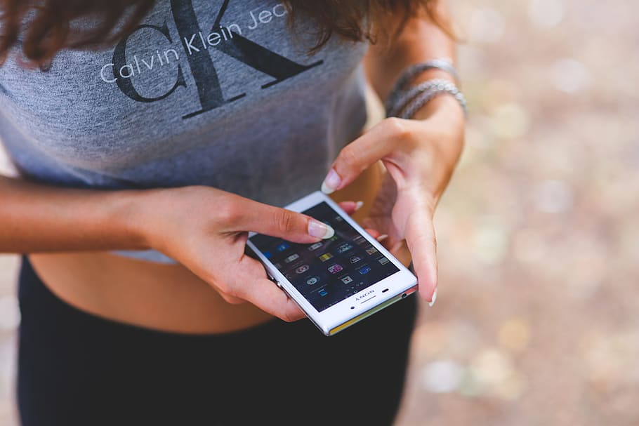 Smartphone In Girl S Hands, Calvin Klein, Cell Phone, - Being On My Phone , HD Wallpaper & Backgrounds