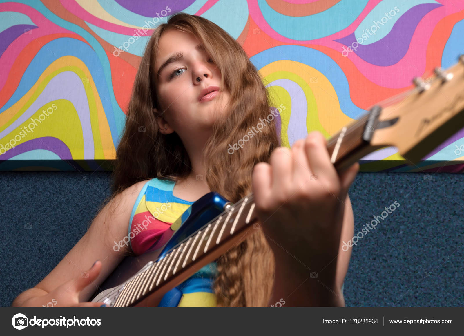 Young Pretty Caucasian Teenage Girl Playing Guitar - Girl , HD Wallpaper & Backgrounds