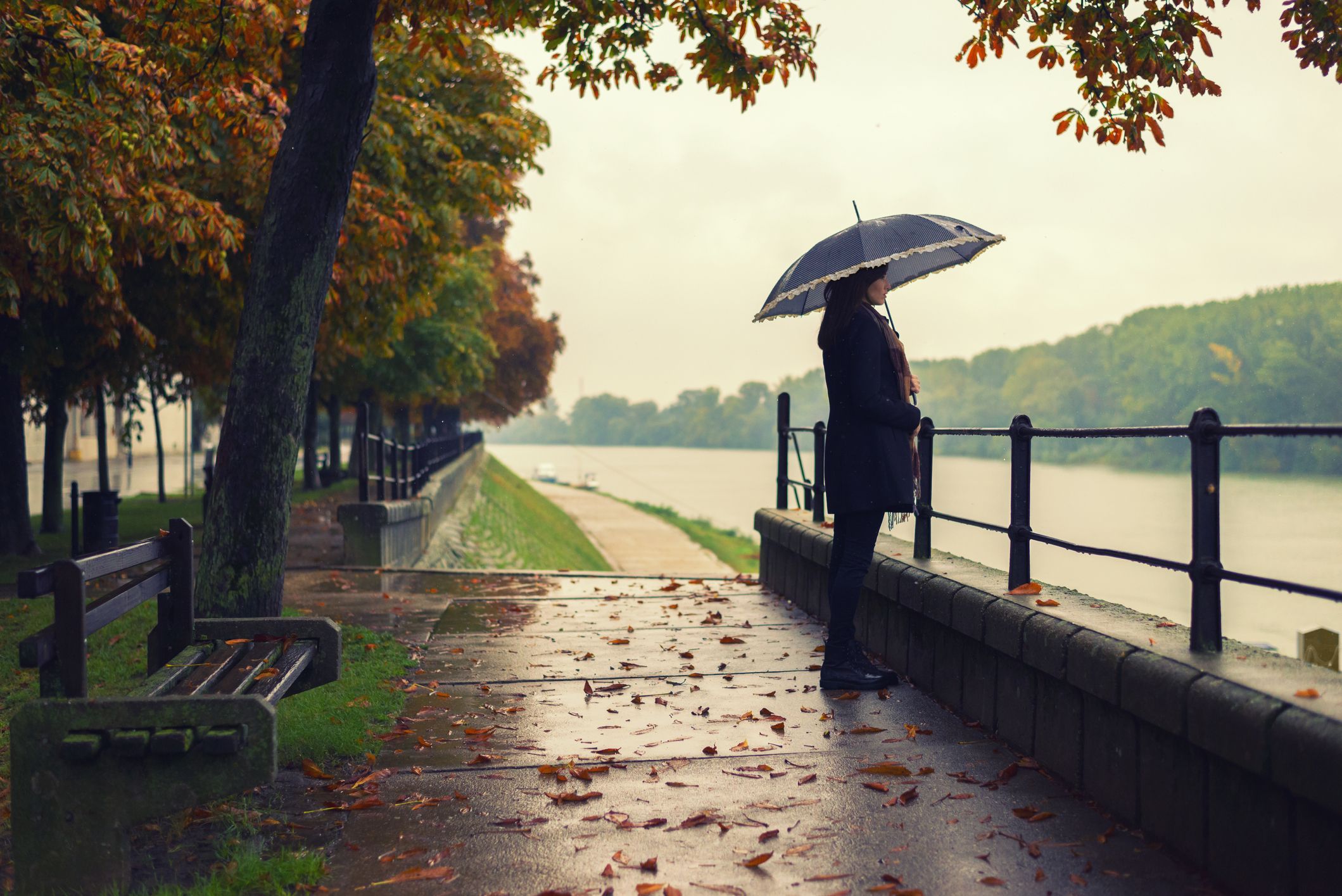 Woman Standing On The Rain - Waiting For Some One , HD Wallpaper & Backgrounds