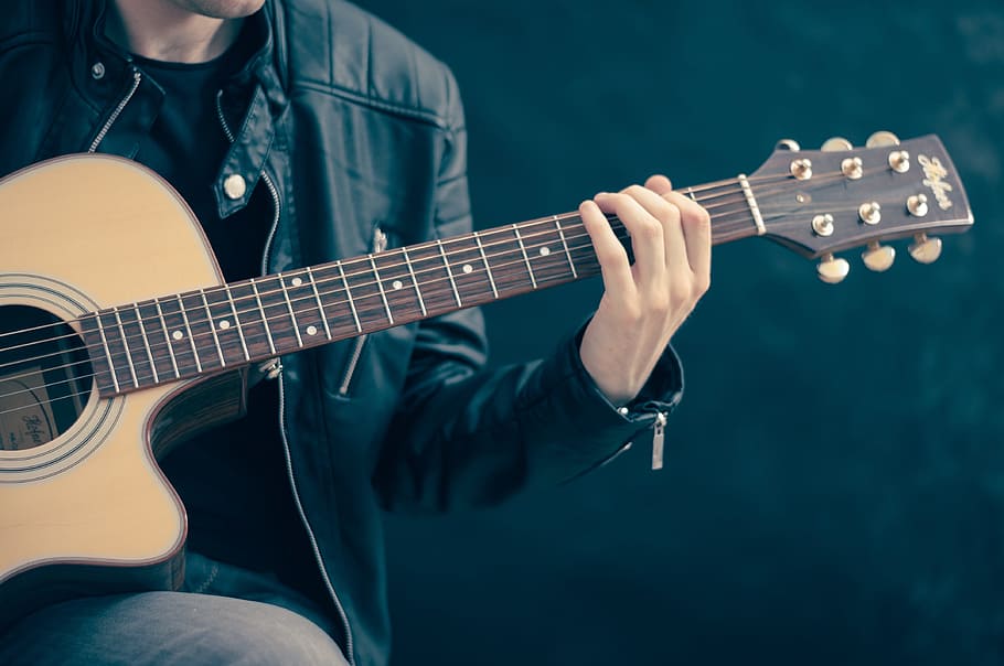 Person Holding Guitar, Classical Guitar, Acoustic Guitar, - Guitar Musician , HD Wallpaper & Backgrounds