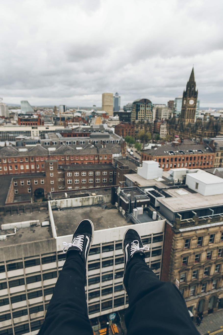 Person Sitting On Edge Of Building Rooftop, Person - Sitting On Edge Of Building , HD Wallpaper & Backgrounds