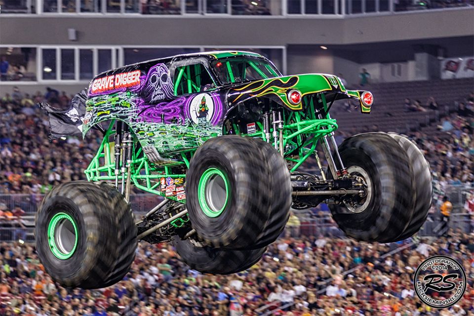 Grave Digger Monster Truck Wallpaper - Monster Truck , HD Wallpaper & Backgrounds