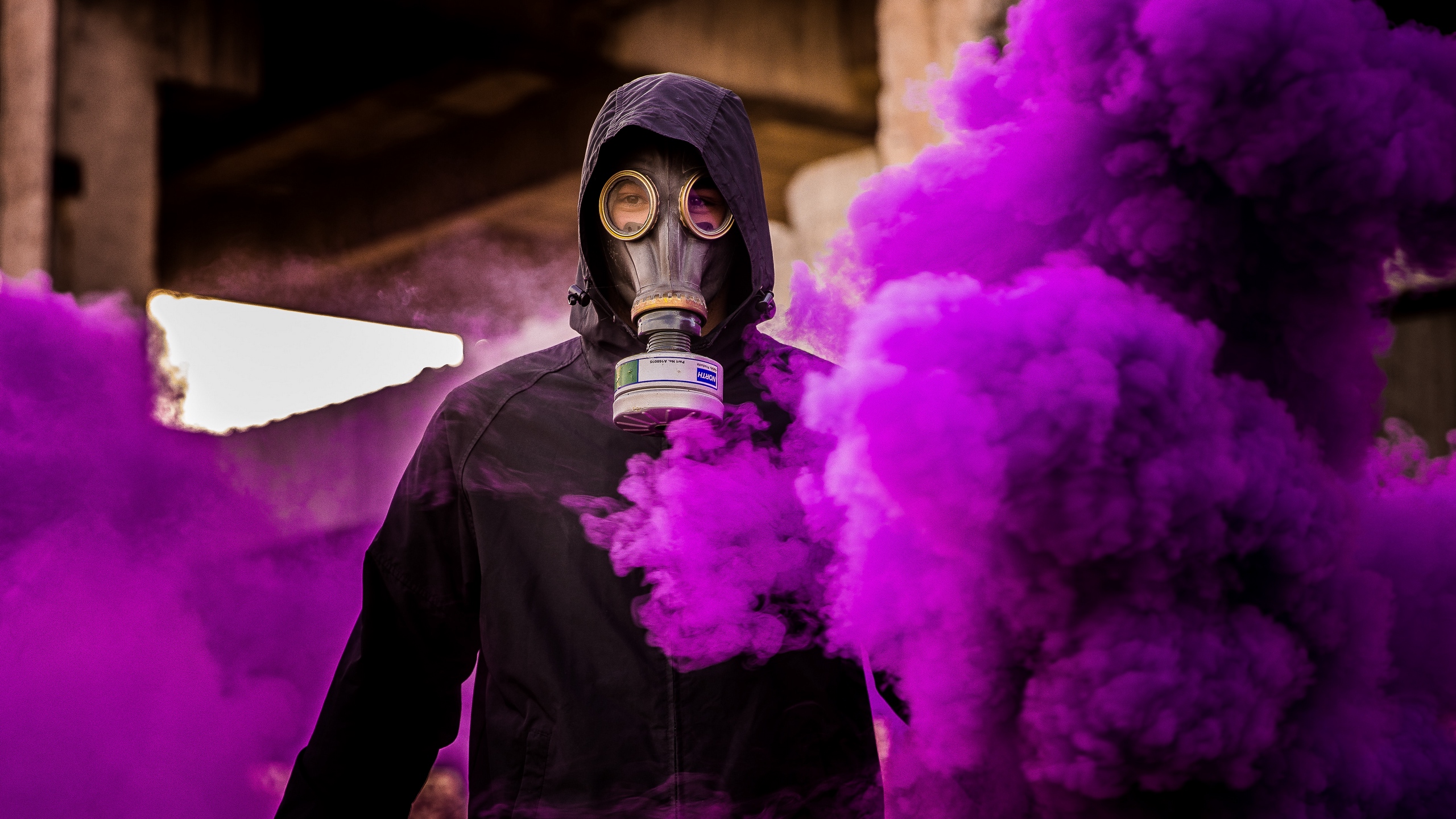 Wallpaper Man, Gas Mask, Smoke, Purple - Gas Mask Wallpaper 4k , HD Wallpaper & Backgrounds