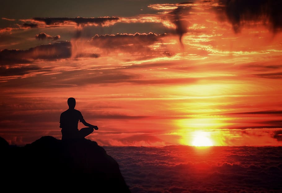 Person Meditating At Sunset Over The Clouds, Hd Wallpaper - Person Meditating , HD Wallpaper & Backgrounds
