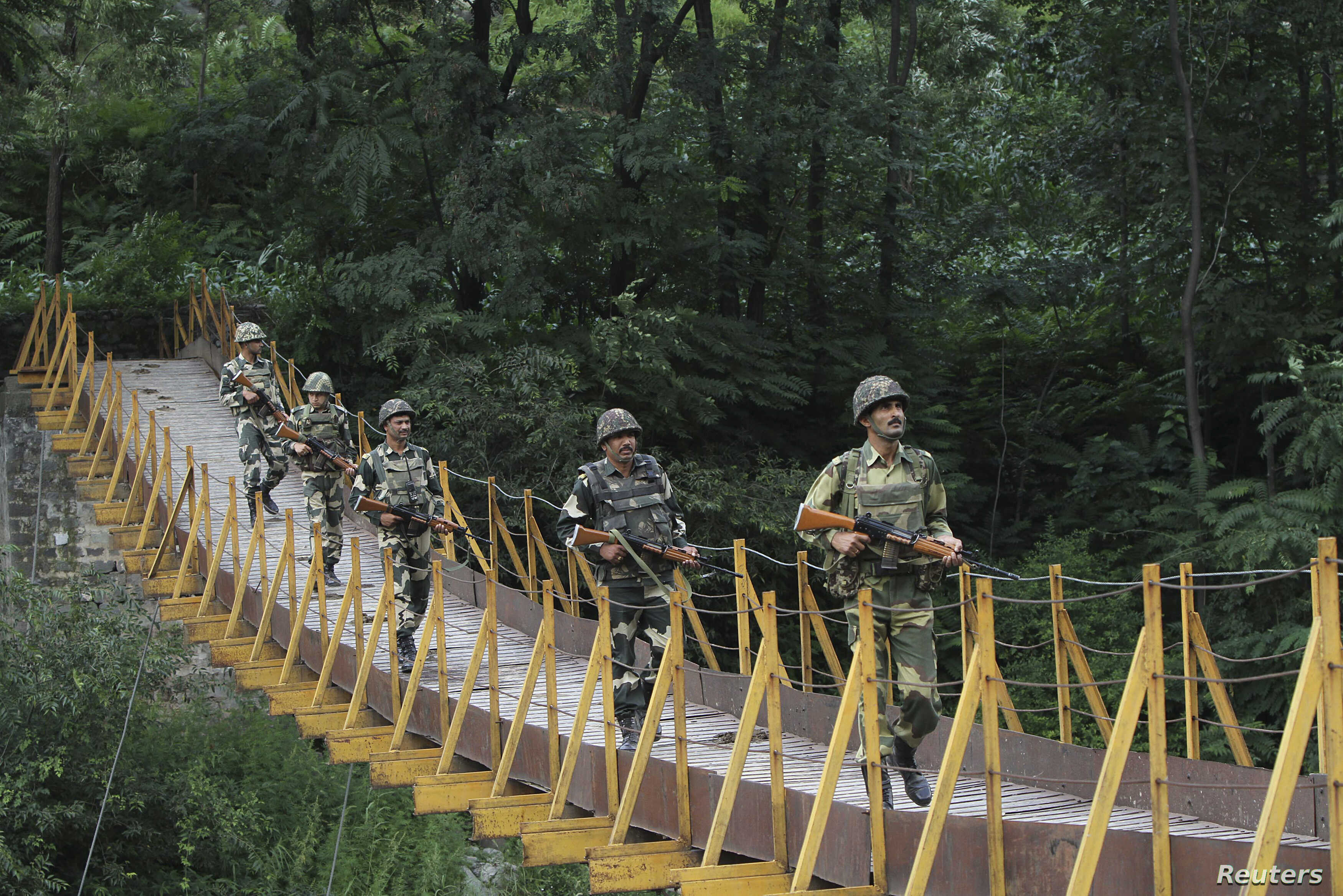 Indian Border Security Force Soldiers Patrol Over A - Tata Pani Azad Kashmir , HD Wallpaper & Backgrounds