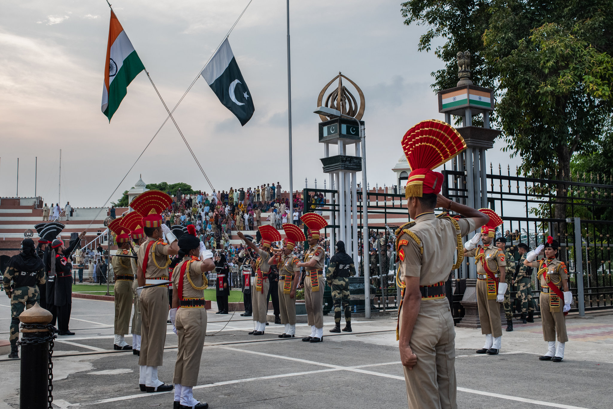 Members Of The Indian Border Security Force, Forefront, - India Pakistan Border Live , HD Wallpaper & Backgrounds