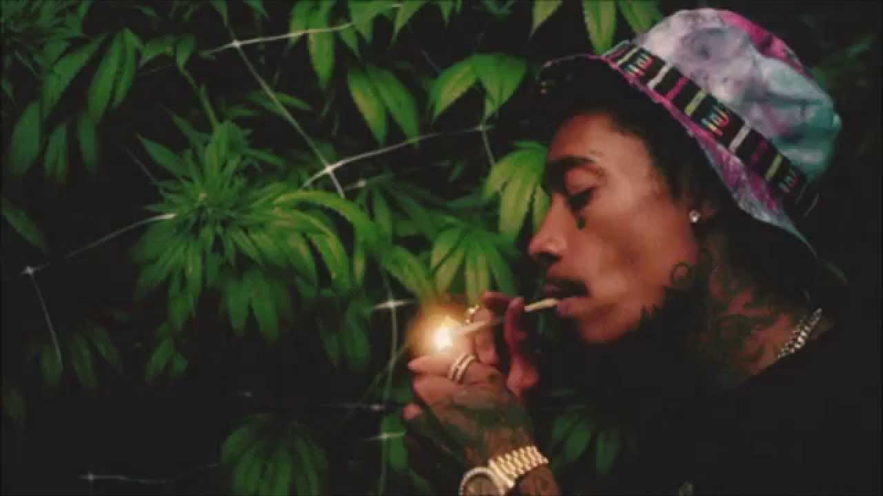 Wiz Khalifa Hd Wallpaper - Wiz Khalifa Smoking Hd , HD Wallpaper & Backgrounds