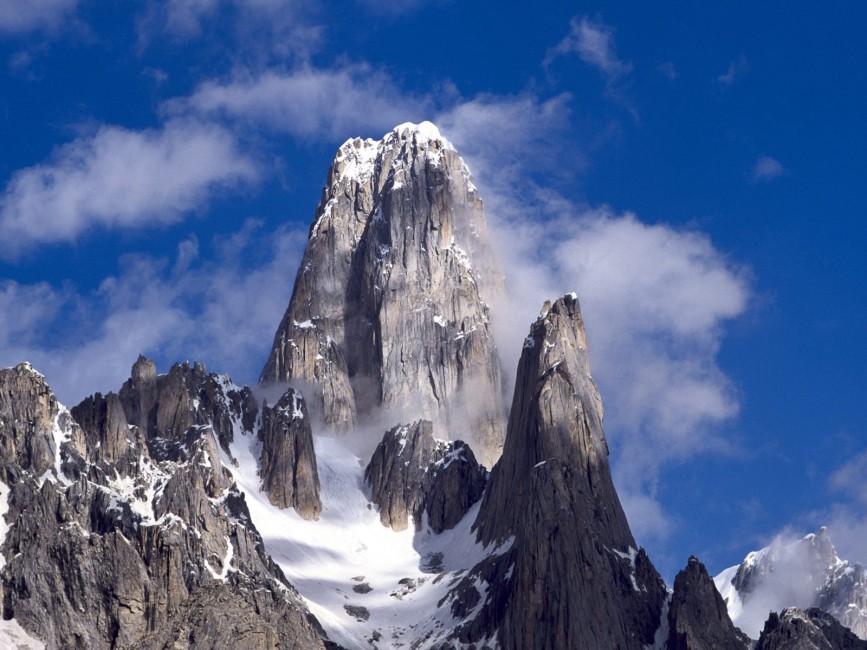 Pakistan Mountain Top Rock Clouds - Great Tango East Face , HD Wallpaper & Backgrounds