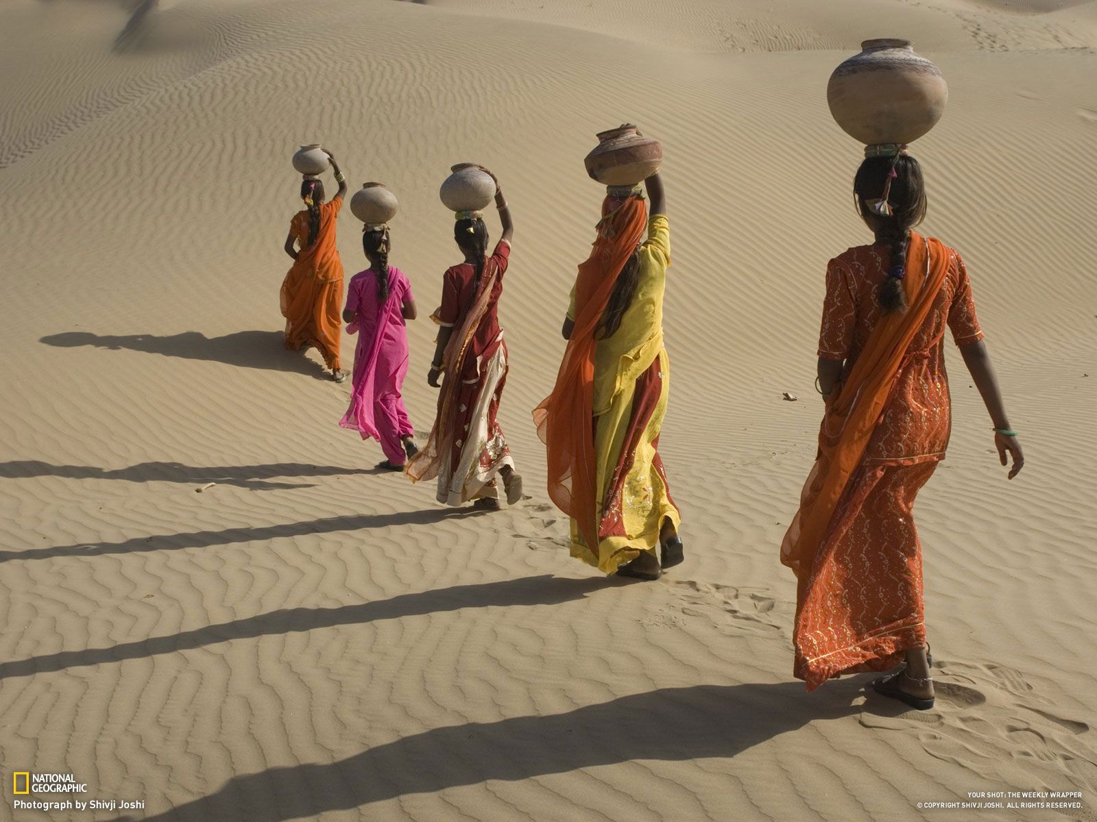 Rajasthani Girls Carrying Water Across The Thar Desert - Rajasthani Women Carrying Water , HD Wallpaper & Backgrounds