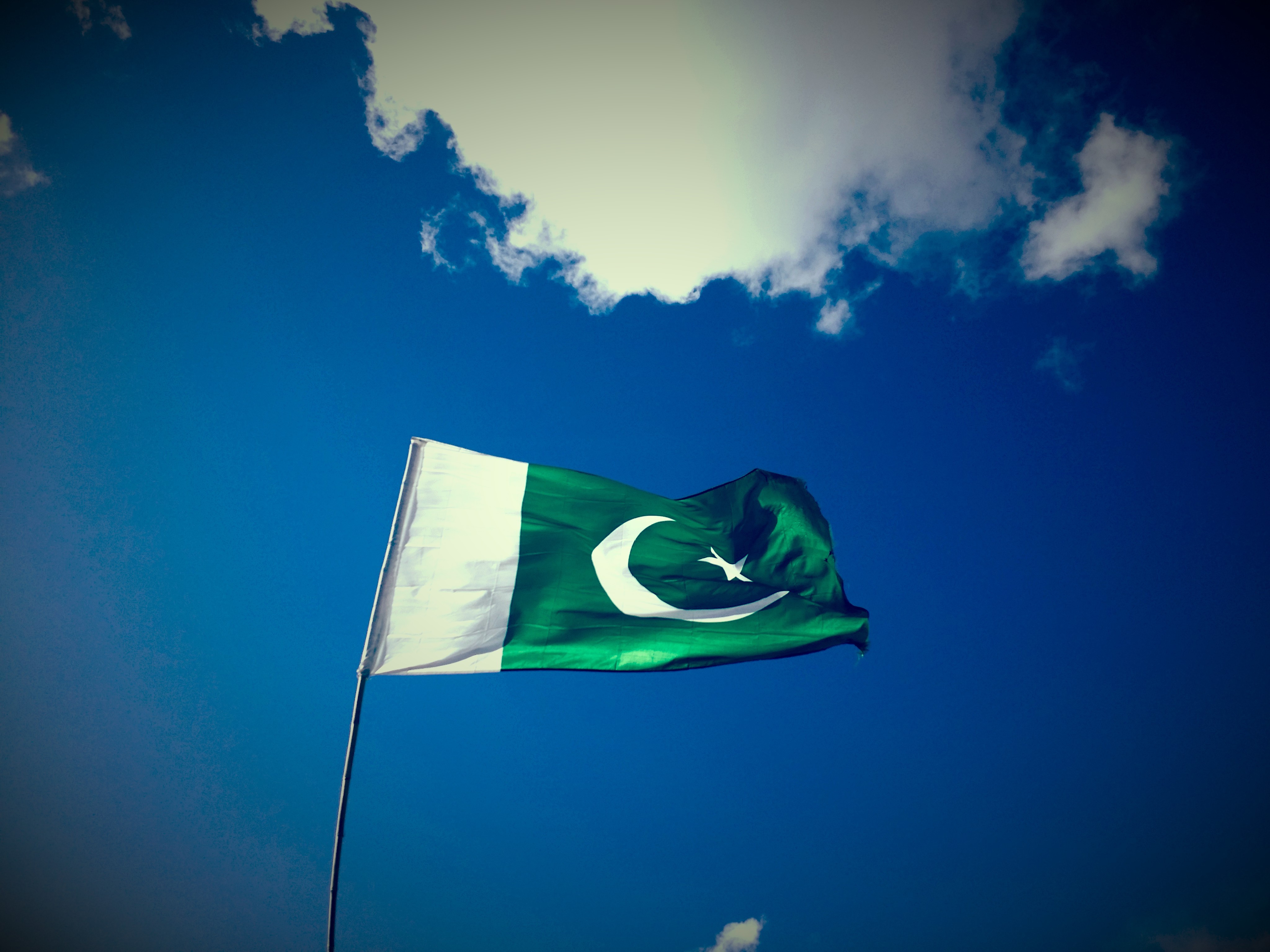 Flag Pakistan Green Sky Wallpaper And Background - New Pakistani Flag Wallpaper Hd , HD Wallpaper & Backgrounds