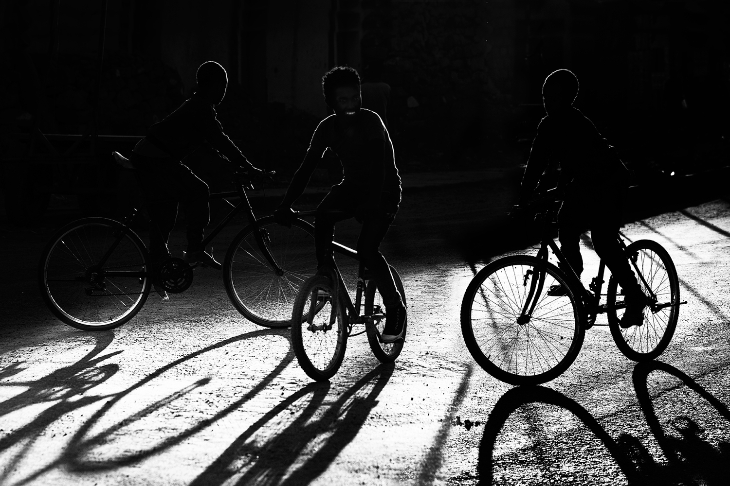 Photo Wallpaper Boys, Bycicles, Shadow And Light - Road Bicycle , HD Wallpaper & Backgrounds
