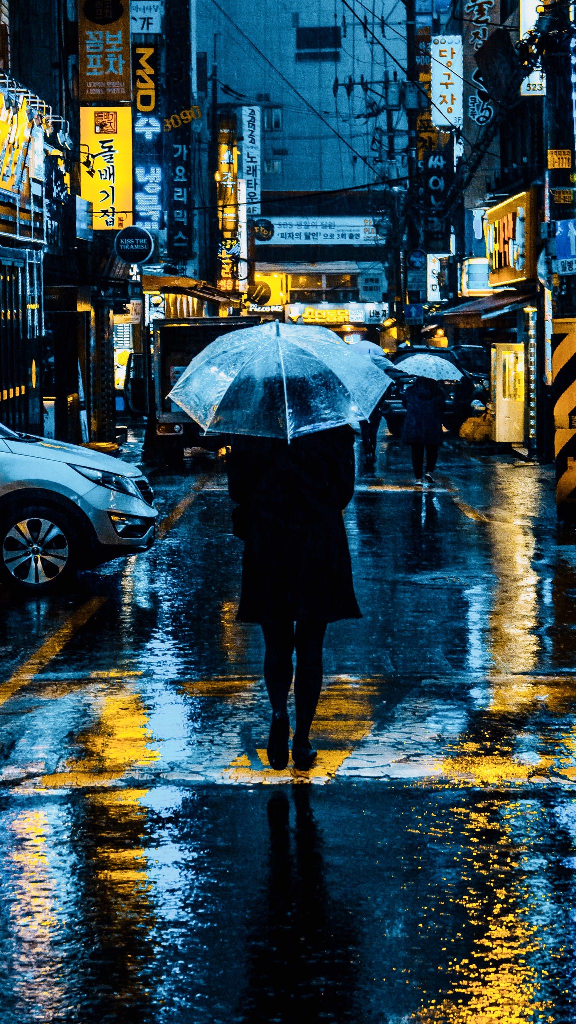 Person Standing In Rain With Umbrella , HD Wallpaper & Backgrounds
