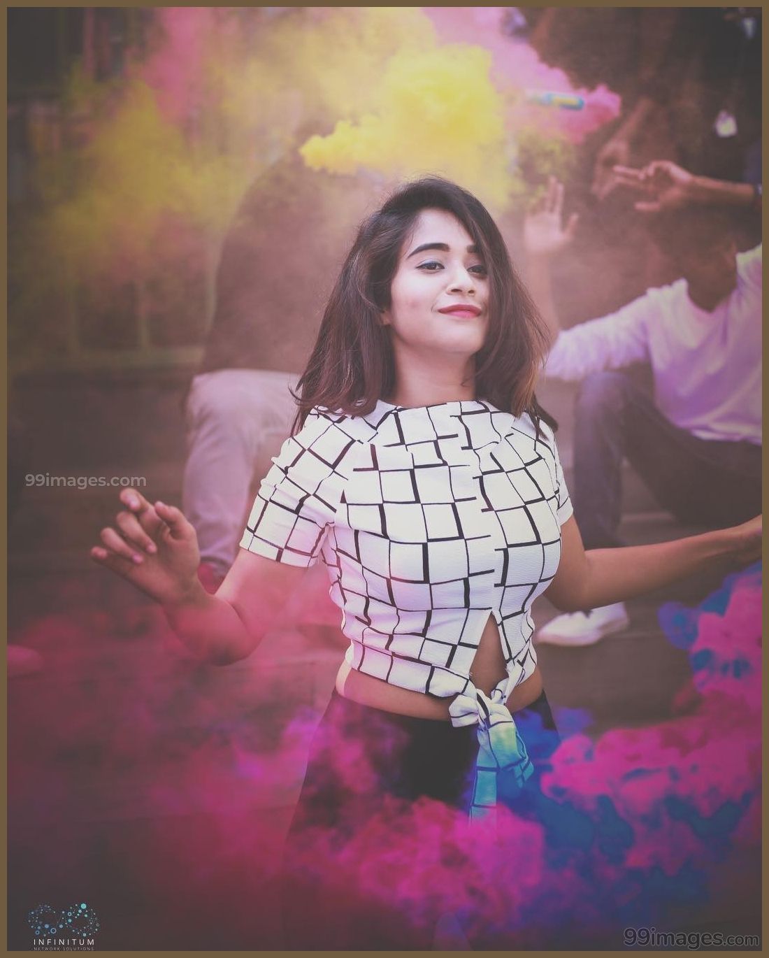 Cute Holi Pose For Girl , HD Wallpaper & Backgrounds