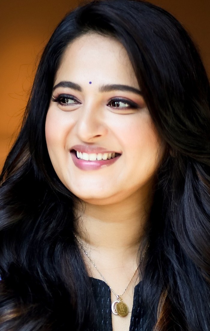 Anushka Shetty Super Gorgeous And Pretty Actress Mobile - Actress Anushka Shetty Latest , HD Wallpaper & Backgrounds