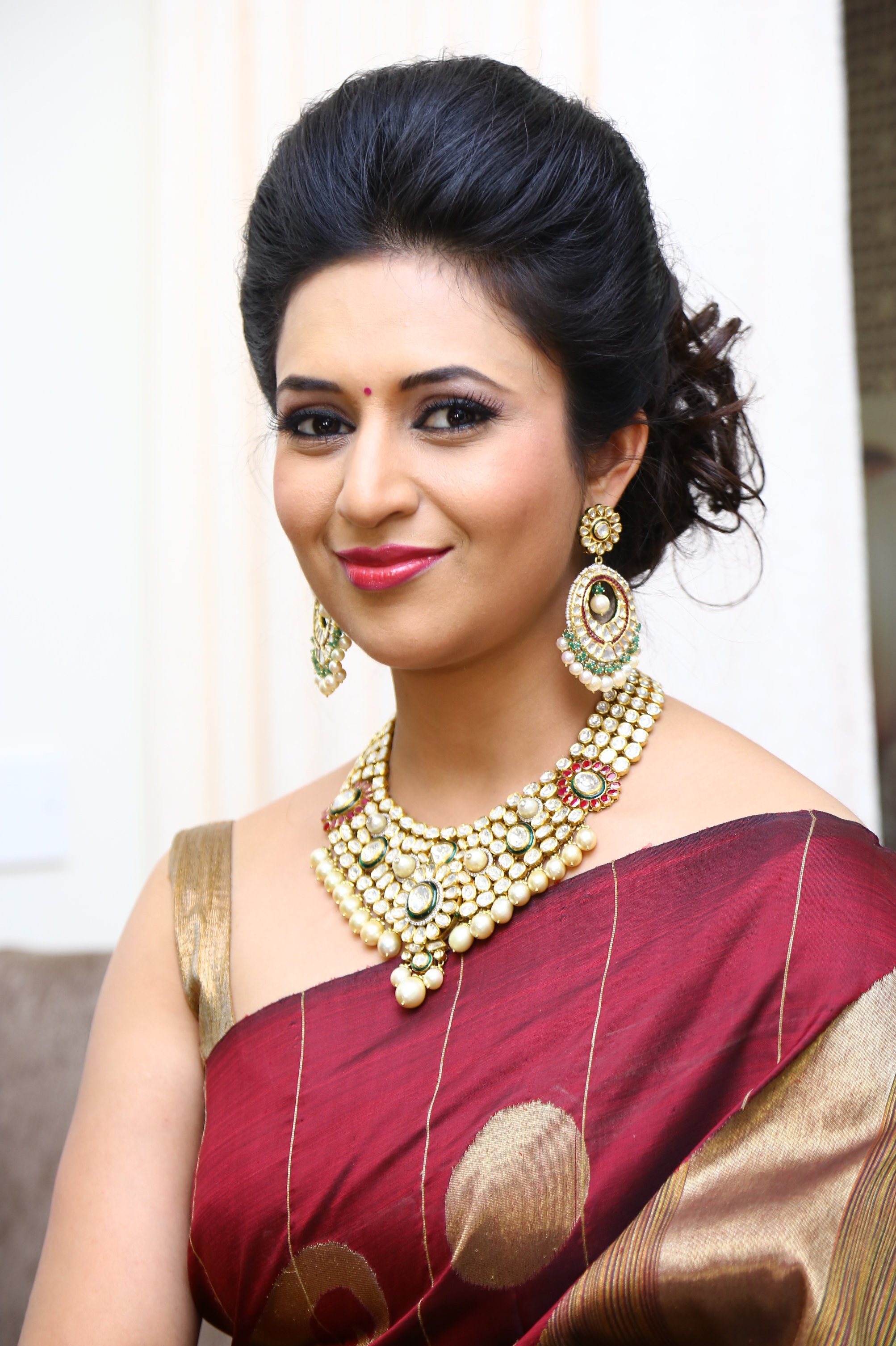 Amazing Divyanka Tripathi Pictures & Backgrounds - Party Hair Style With Saree , HD Wallpaper & Backgrounds