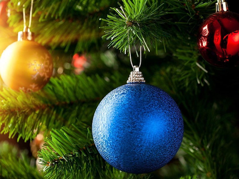 Nice Beautiful Blue Christmas Ball Wallpaper - Balls On Christmas Tree , HD Wallpaper & Backgrounds