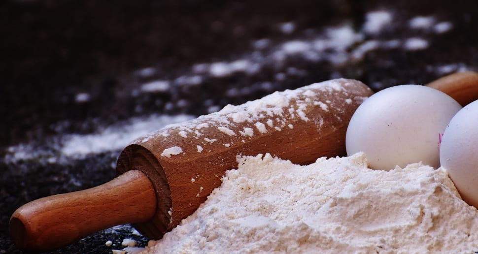 Brown Wooden Rolling Pin With 2 Eggs And Flour Preview - Flour , HD Wallpaper & Backgrounds