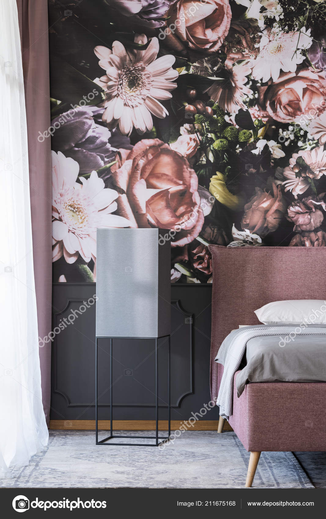 Flowers Wallpaper Dark Bedroom Interior Black Table - Tapeta W Kwiaty W Sypialni , HD Wallpaper & Backgrounds