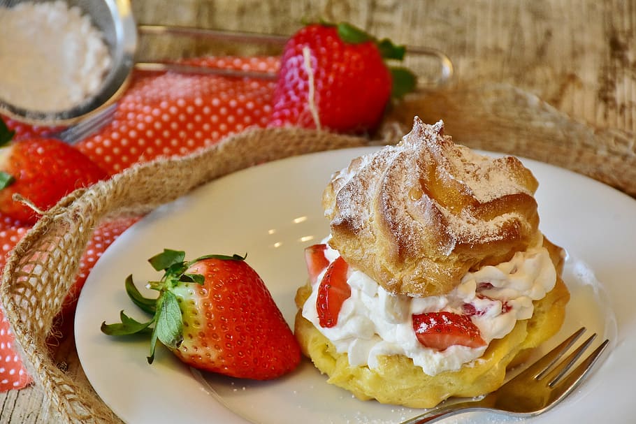 Strawberry Shortcake On Plate, Cream Puff, Strawberries, - シュークリーム フリー , HD Wallpaper & Backgrounds