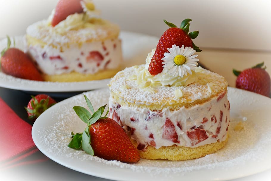 Strawberry Cakes On Plates, Strawberries, Strawberry - Bake A Cake , HD Wallpaper & Backgrounds