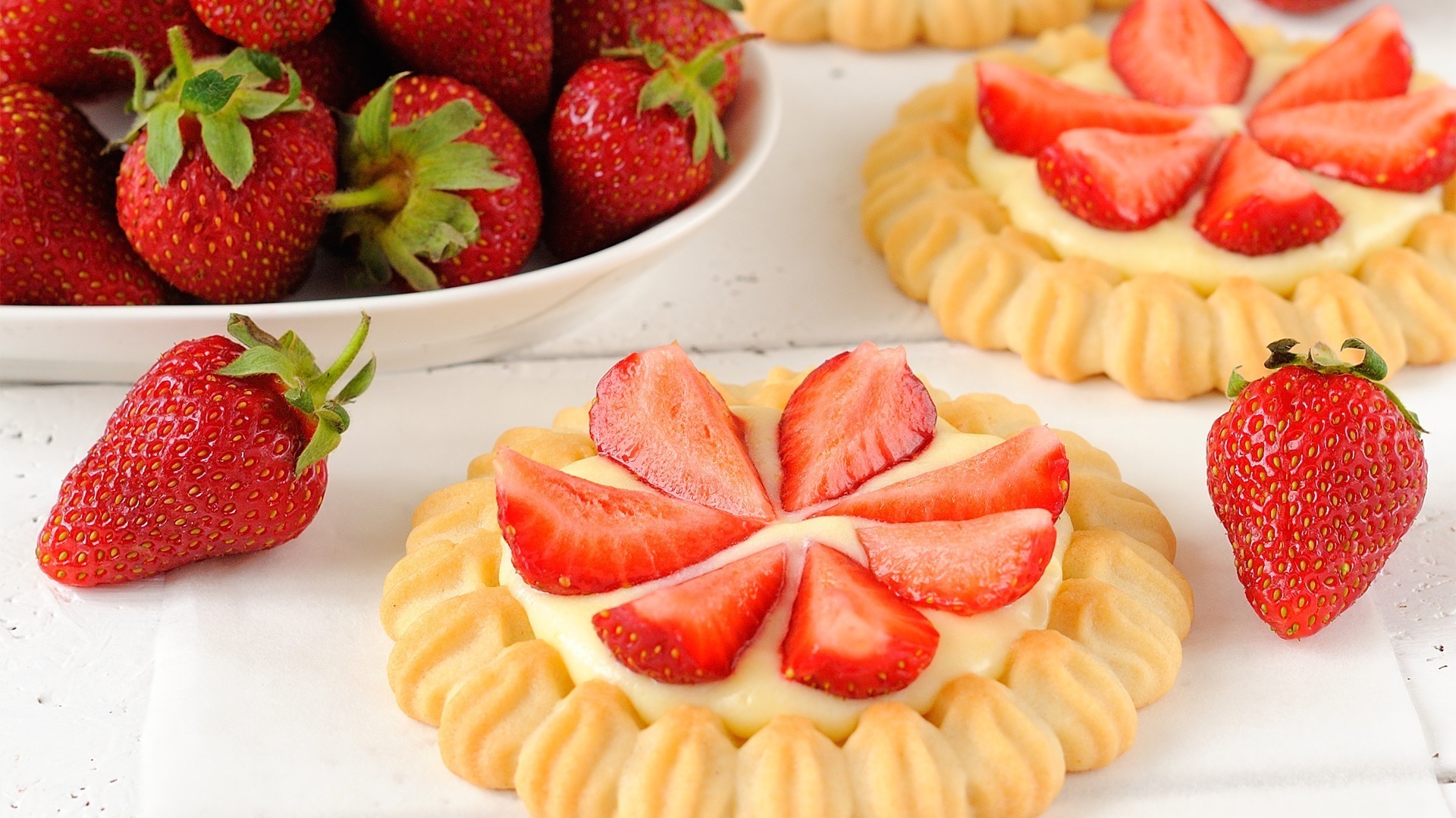 Desserts Strawberry Sweet Delicious Fruit Food Berry - Клубничные Пирожные , HD Wallpaper & Backgrounds