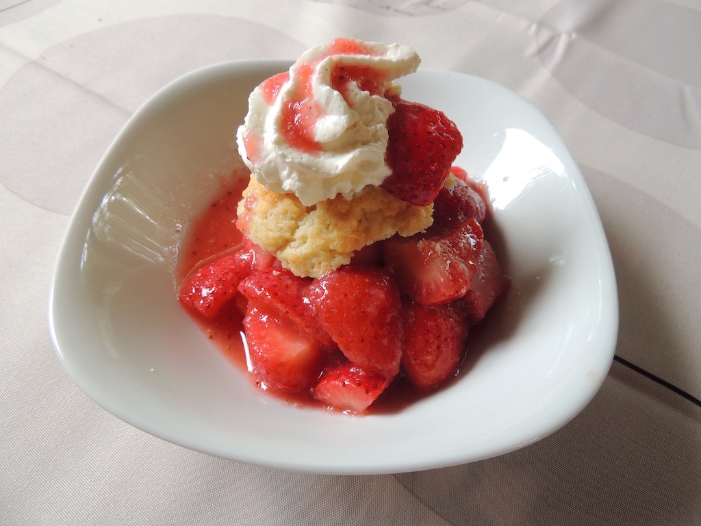 Strawberry Shortcake With Whipped Cream - Frozen Yogurt , HD Wallpaper & Backgrounds