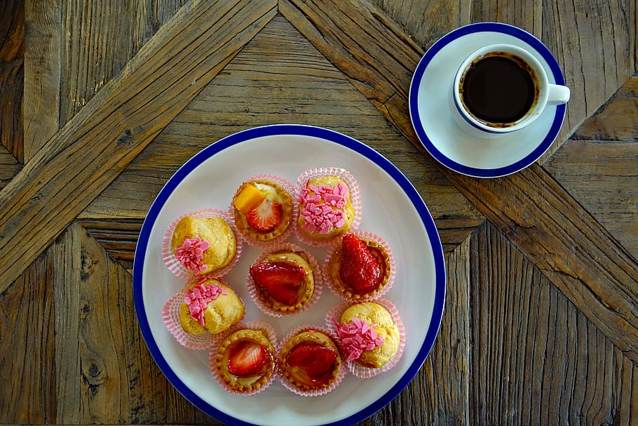 Strawberry Shortcake, Strawberry Cake, Small Cakes, - Taza De Cafe Pastel Y Una Rosa , HD Wallpaper & Backgrounds