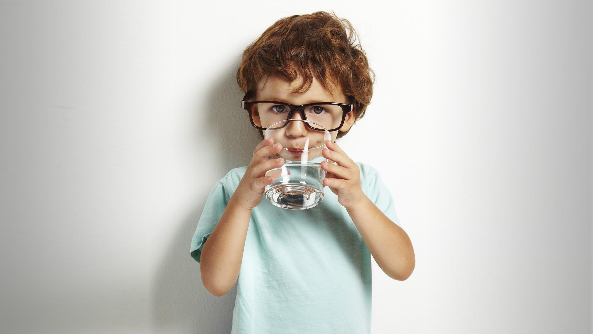 4 Ways To Encourage Children To Drink Water - Kid With Glass Of Water Hd , HD Wallpaper & Backgrounds